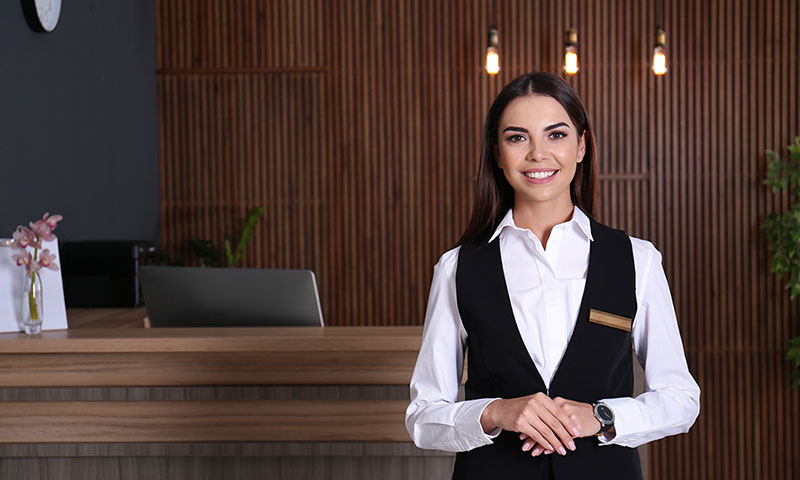 Concierge de luxe en uniforme